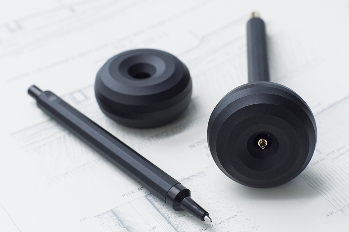 筆座與筆身組合起來，瞬間增添質感與量感的實用文具配件，讓書寫隨心、隨想、隨手可得。