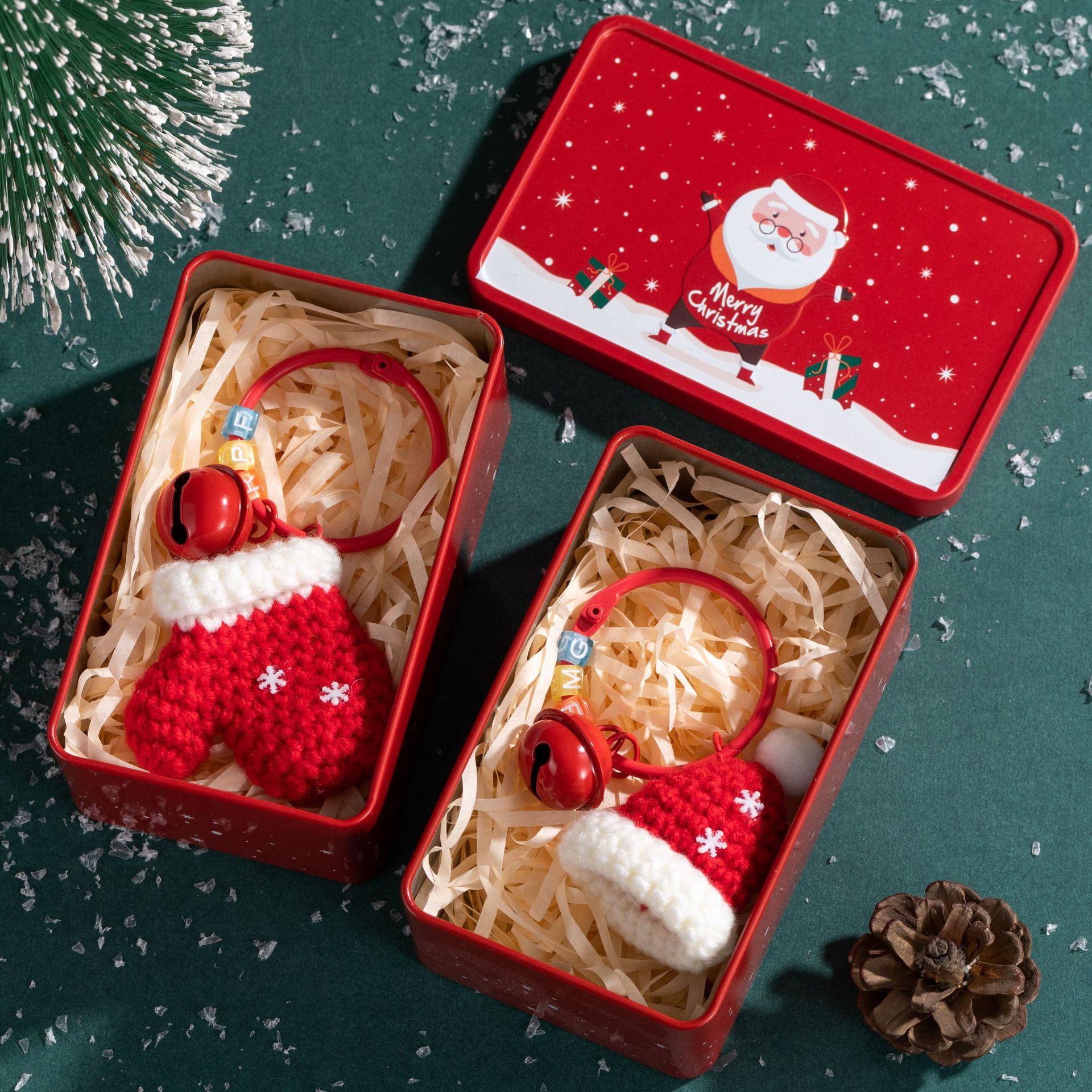【11/4~12/31聖誕商品B2B優惠】創意小物館 聖誕風隨身毛線吊飾 聖誕老人-紅鐵盒