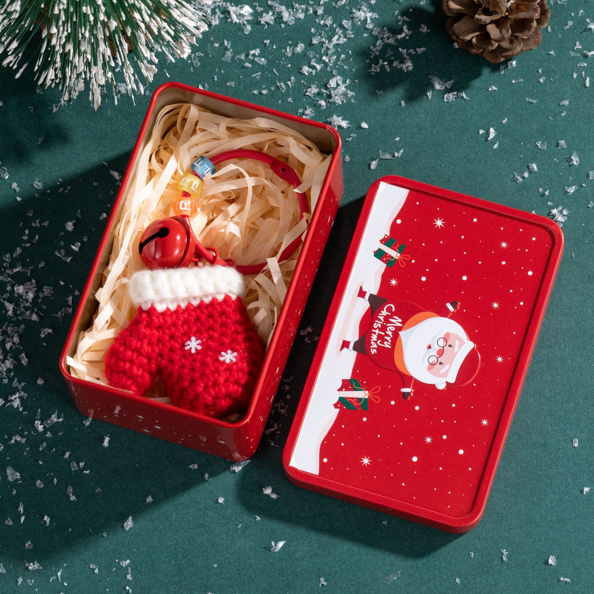 【11/4~12/31聖誕商品B2B優惠】創意小物館 聖誕風隨身毛線吊飾 手套-紅鐵盒