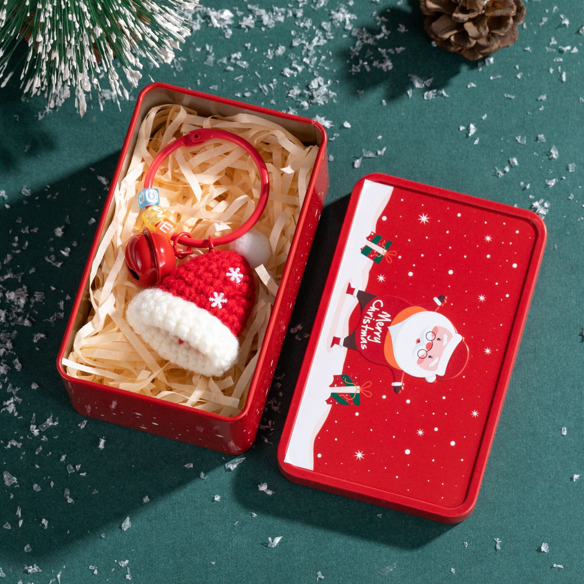 【11/4~12/31聖誕商品B2B優惠】創意小物館 聖誕風隨身毛線吊飾 聖誕帽-紅鐵盒