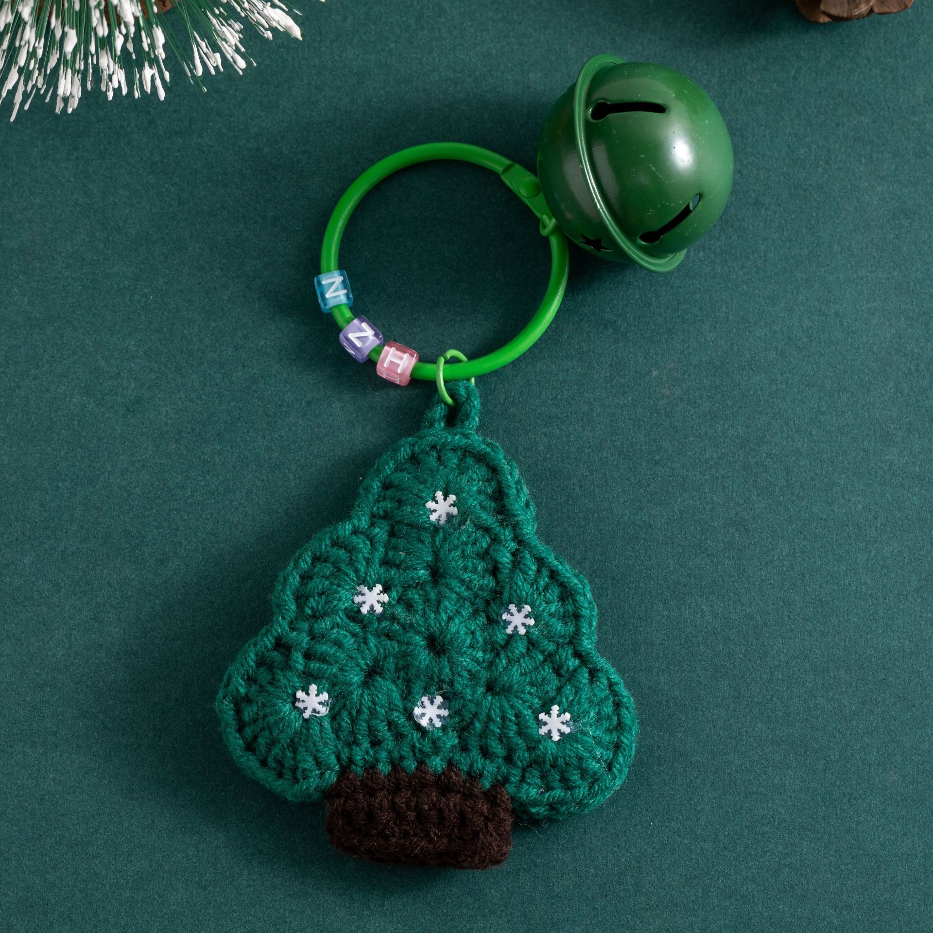 【11/4~12/31聖誕商品B2B優惠】創意小物館 聖誕風隨身毛線吊飾 扁聖誕樹-綠鐵盒