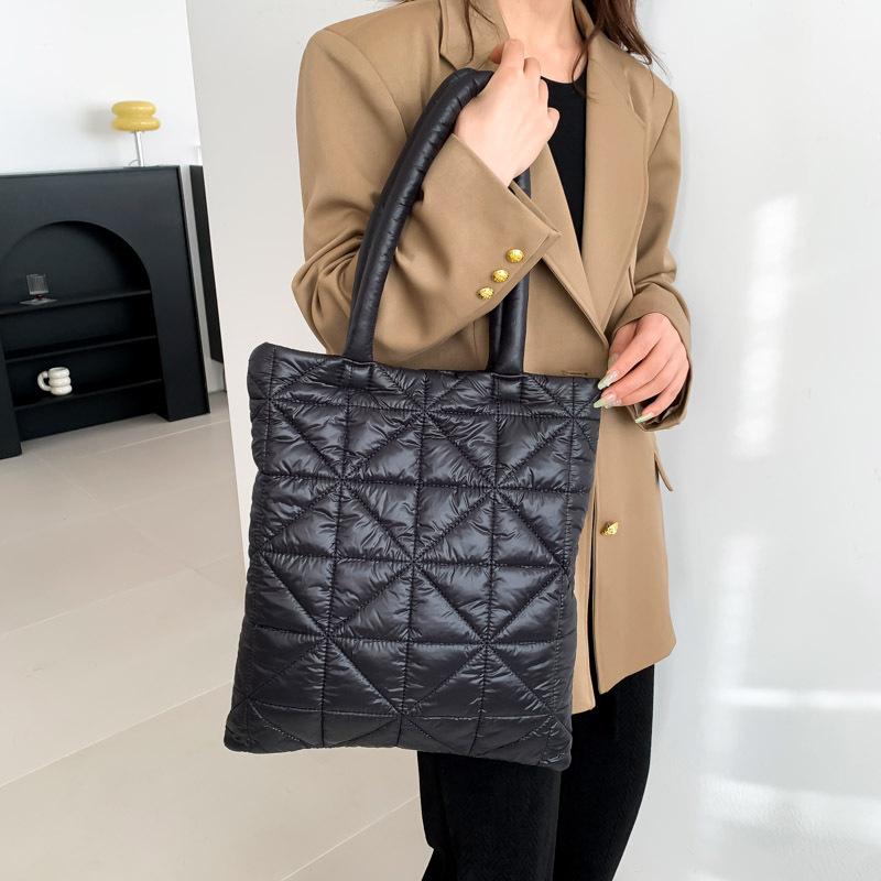 【11/4~12/31聖誕商品B2B優惠】家居生活雜貨舖 大容量雲朵單肩包 黑色