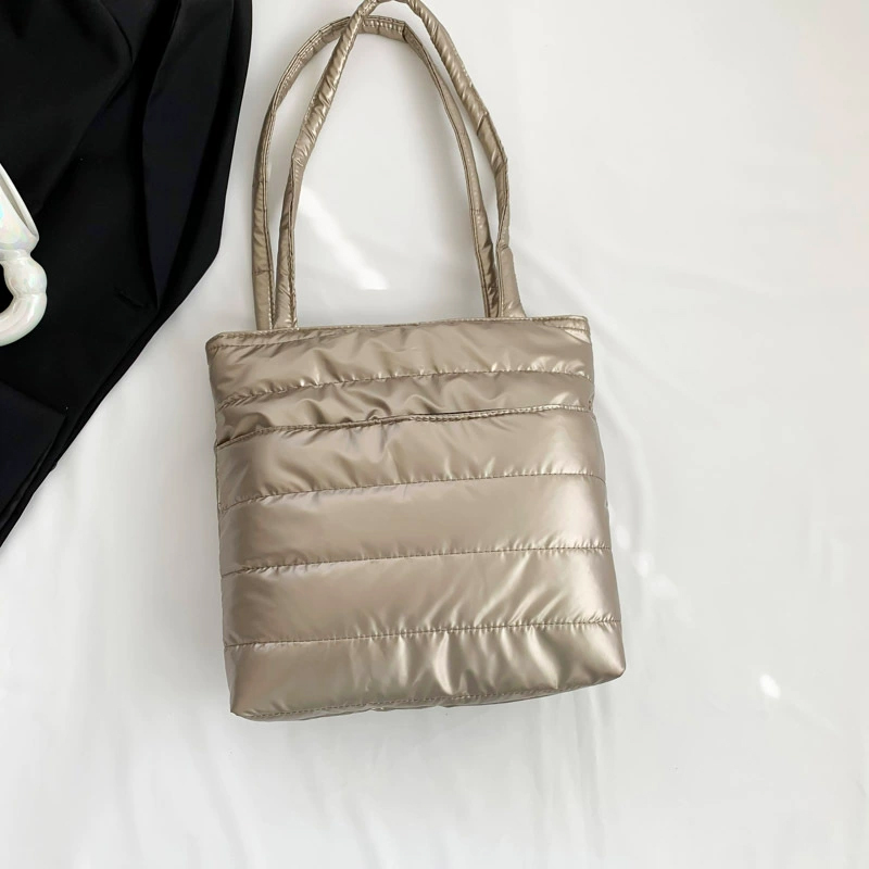 【11/4~12/31聖誕商品B2B優惠】家居生活雜貨舖 休閒鋪棉肩背包 銀色