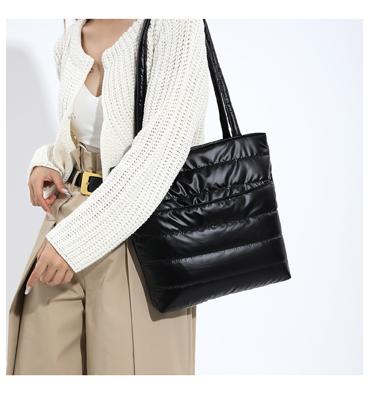 【11/4~12/31聖誕商品B2B優惠】家居生活雜貨舖 休閒鋪棉肩背包 銀色