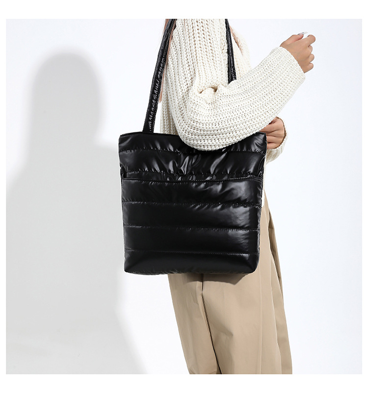 【11/4~12/31聖誕商品B2B優惠】家居生活雜貨舖 休閒鋪棉肩背包 銀色