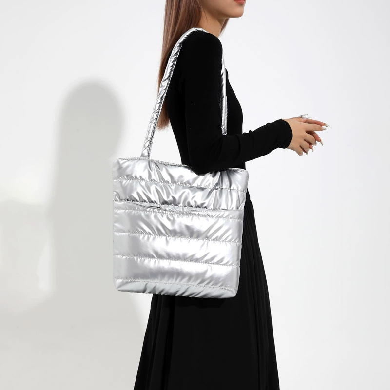 【11/4~12/31聖誕商品B2B優惠】家居生活雜貨舖 休閒鋪棉肩背包 銀色