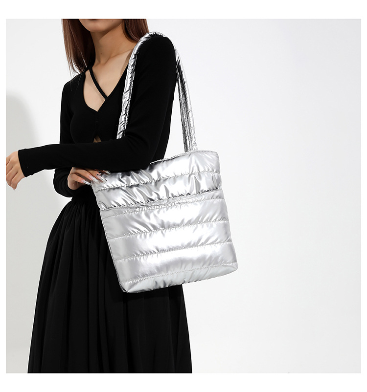 【11/4~12/31聖誕商品B2B優惠】家居生活雜貨舖 休閒鋪棉肩背包 銀色