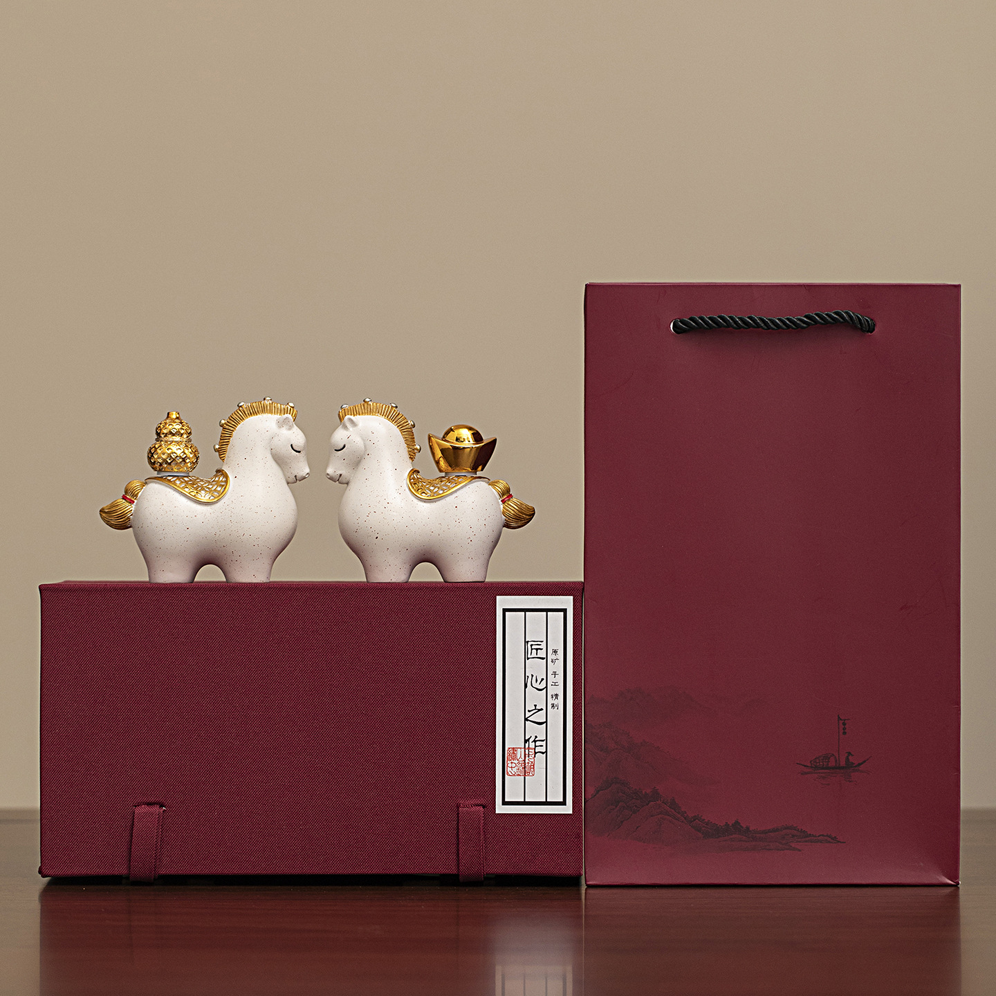 【11/3~12/31冬季85折優惠】家居生活雜貨舖 馬上有財創意擺飾 白馬(元寶+福祿)-紅色禮盒
