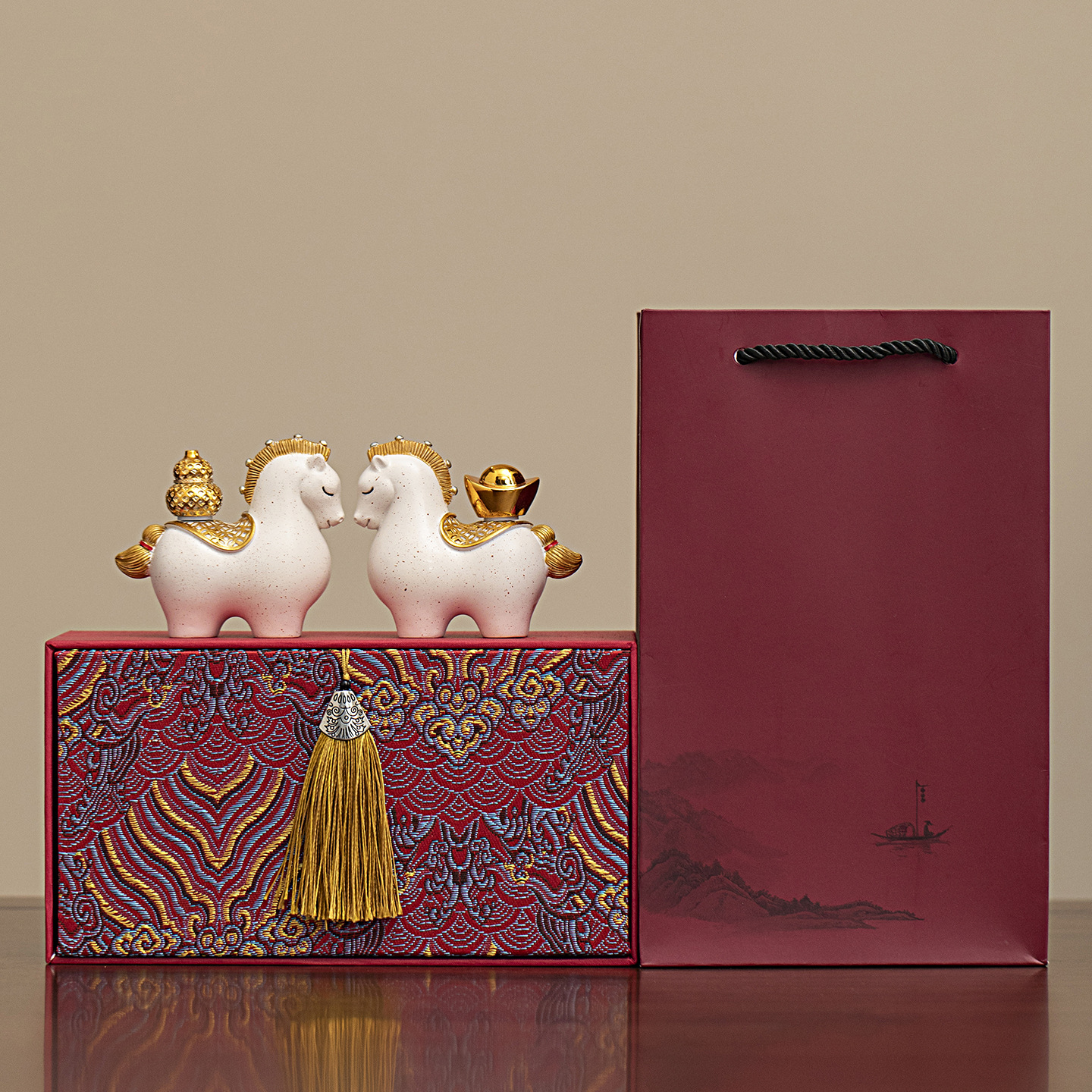 【11/3~12/31冬季85折優惠】家居生活雜貨舖 馬上有財創意擺飾 白馬(元寶+福祿)-紅紋禮盒
