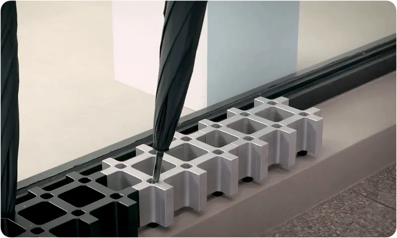 一支傘一個坑，門口不再傘亂無章