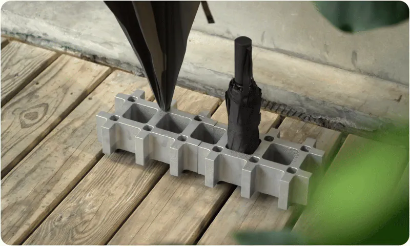 有別於在框架內侷限著每隻雨傘，井井傘座給予傘面足夠的舒展空間，讓雨水能順勢流下或自然風乾，每一次展開傘面，傘下都是乾爽俐落的好天氣。