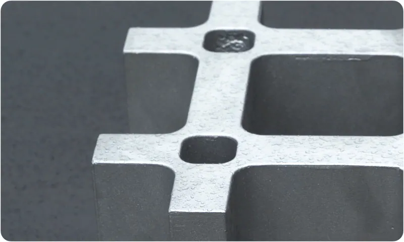 由於選用材質的金屬特性，即使放置於戶外的各種氣候當中，依然能抵禦空氣和雨水的進一步侵蝕，除了耐用之外，也讓長時間的清潔保養更加輕鬆。