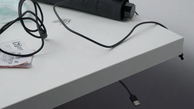 拯救桌面凌亂線路的好手
無需鑽孔，一秒安裝於水平或垂直面；以最小空間整齊收納達四條線；可擴充磁吸配件作為掛勾功能。