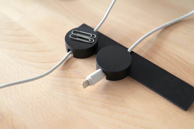 烤漆集線器
可磁吸於集線盤上，讓你充電線、傳輸線或音源線有序排列，且不滑落。