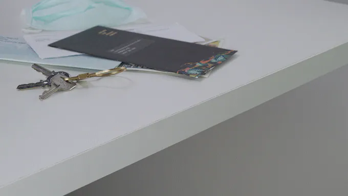 邊夾 - 隨手整理信封、收據、名片的利器
無須鑽孔，一秒安裝；不佔空間，讓你隨手整理信封、收據、名片等；可擴充磁吸配件作為掛勾功能。