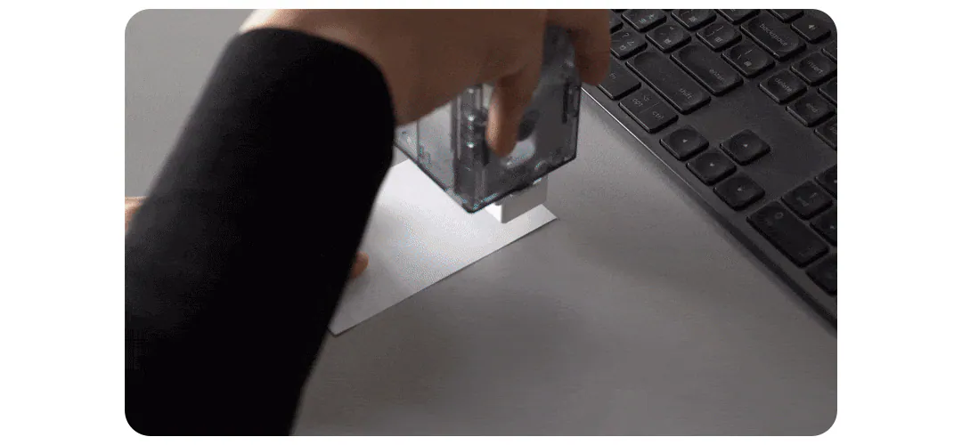 印章背膠器

將便利自造機上半部取出，就是能獨立上膠的「印章背膠器」。


不用再像訂書針一樣破壞紙張就能固定，也不用花時間風乾膠水即可黏貼。