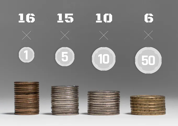 我們考量大眾的使用習慣，在足以單手掌握的尺寸範圍中，爭取到讓你能夠攜帶近50枚硬幣的容量。