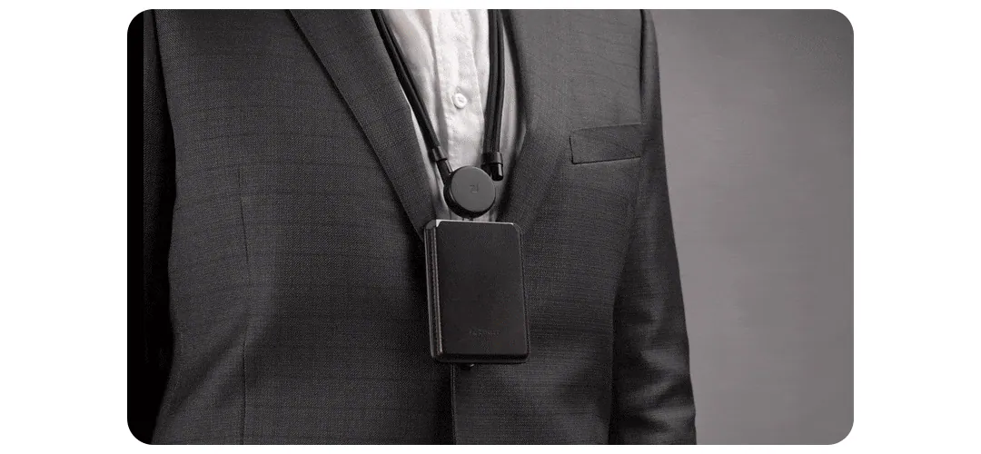 一次一張，照顧每位 VIP

僅需翻面一推，即可一次推出一張名片，俐落有型。

將折疊好的鈔票放入快取鈔票名片夾中，從內側往下方推動，


即可一次推出一張名片，向上推動即可將鈔票取出。