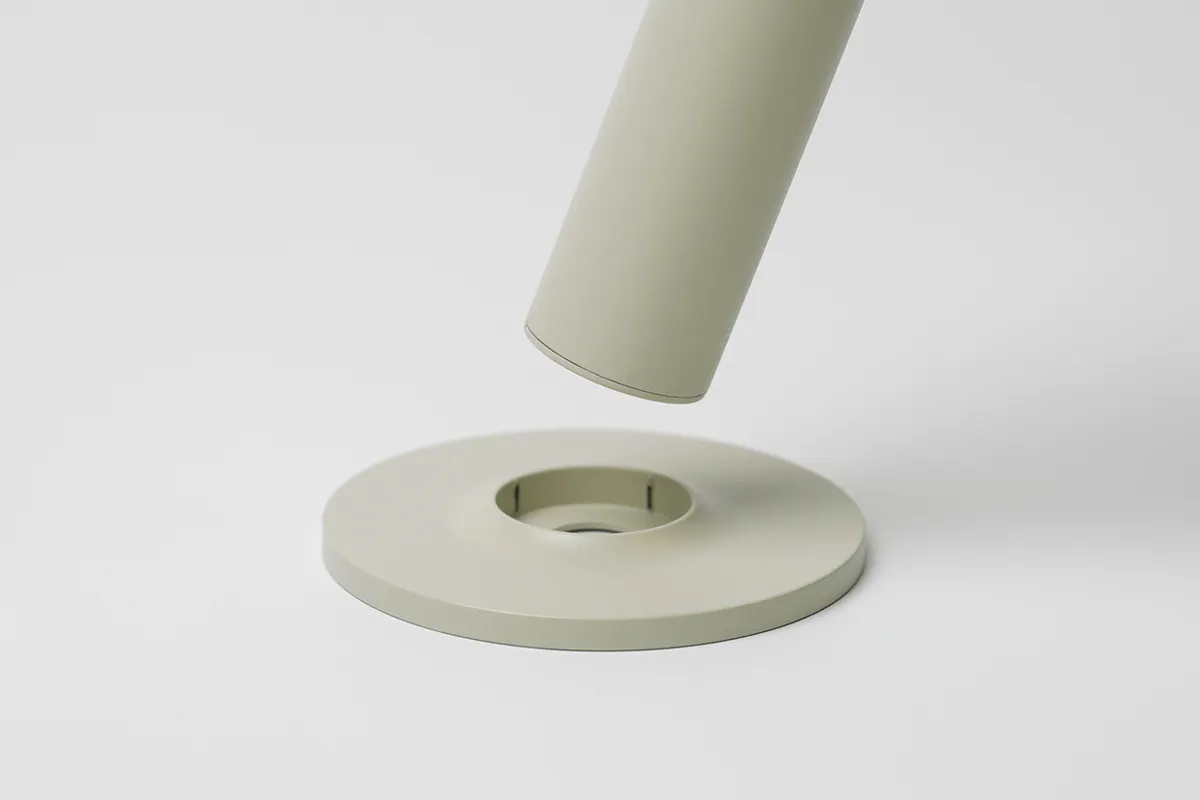 既然是HMM的設計，T Torch 一定也能站起來！每支噴槍皆附有站立底座，平時擺放在料理台、吧台上，噴槍隨手可得，不怕傾倒。