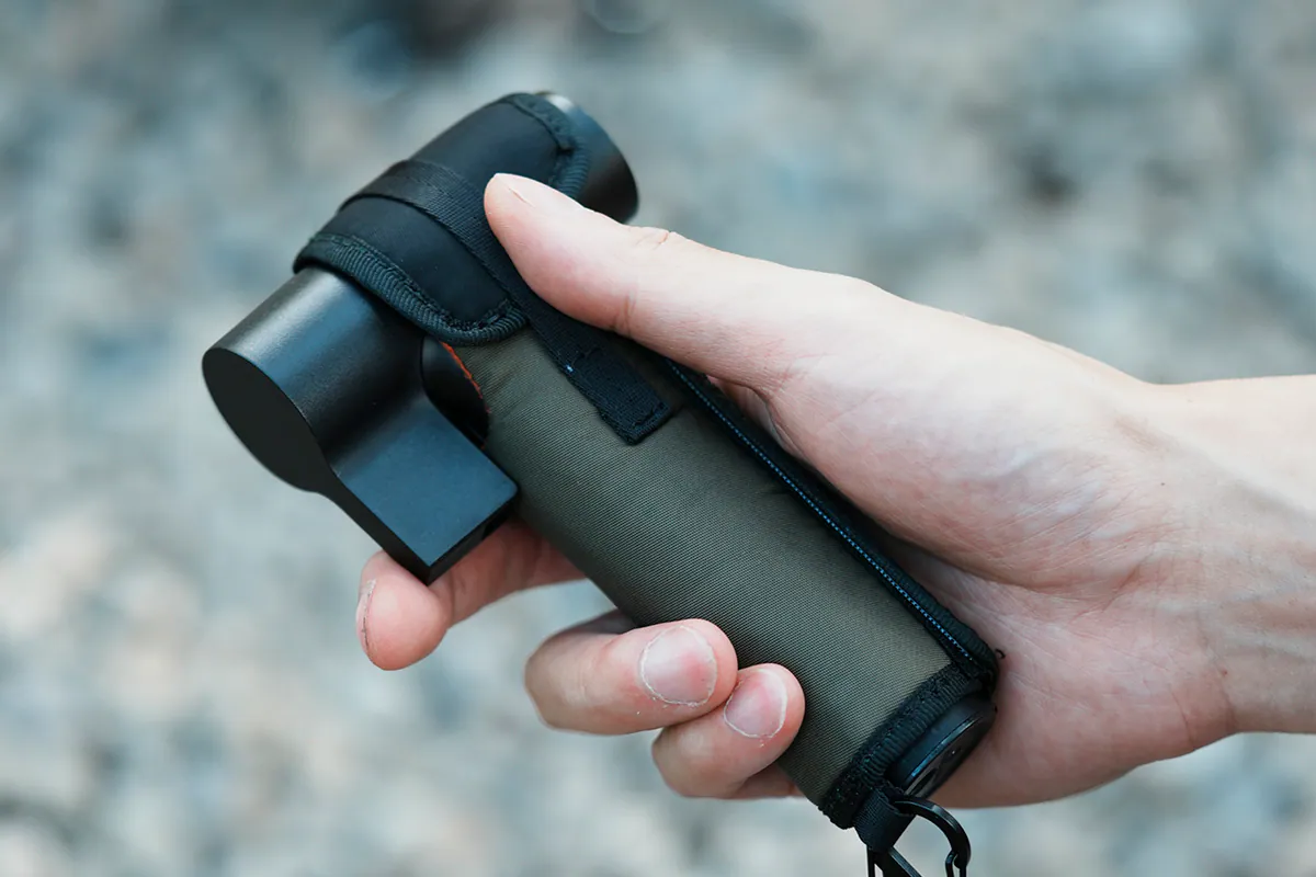 戶外使用可加購飛行夾克等級的防污保護套，可吊掛在包包或露營器材上