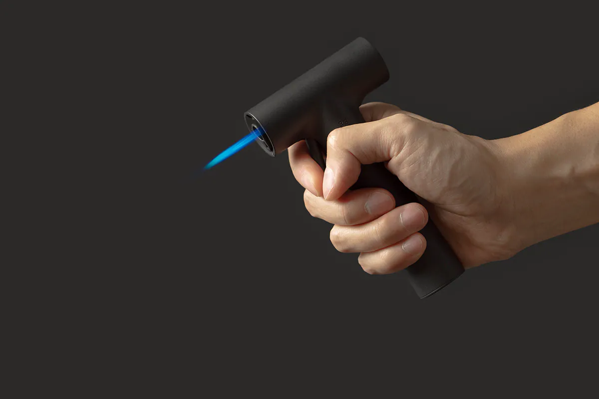 T Torch 打破傳統噴槍設計邏輯，將美學精神帶入陽剛粗獷的點火工具。T字設計極其收斂，只保留噴火路徑、握把與扳機，除去多餘線條，表面細緻金屬烤漆，打造滑順舒適的持握手感。