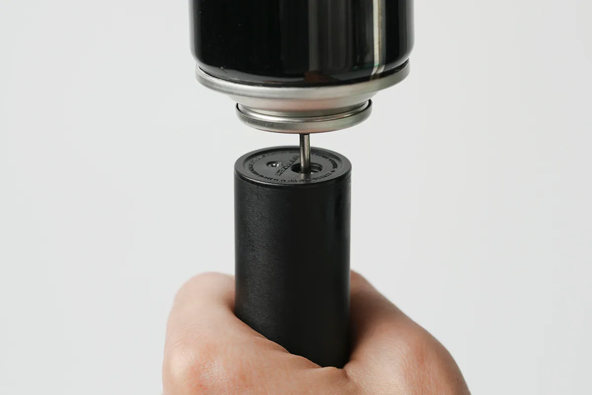 填充一般丁烷即可使用，填充飽滿後，可大火持續點燃約13分鐘。