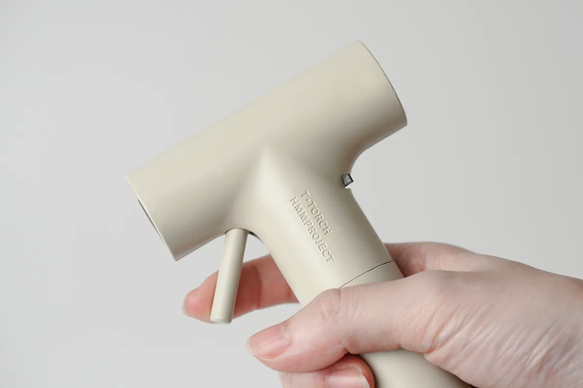 Ｔ字直角本該硬派，但在指尖所及之處，我們偏愛渾圓溫潤的觸感與線條。在模具設計上做出細緻弧度，在金屬質感中，保持觸覺感性。