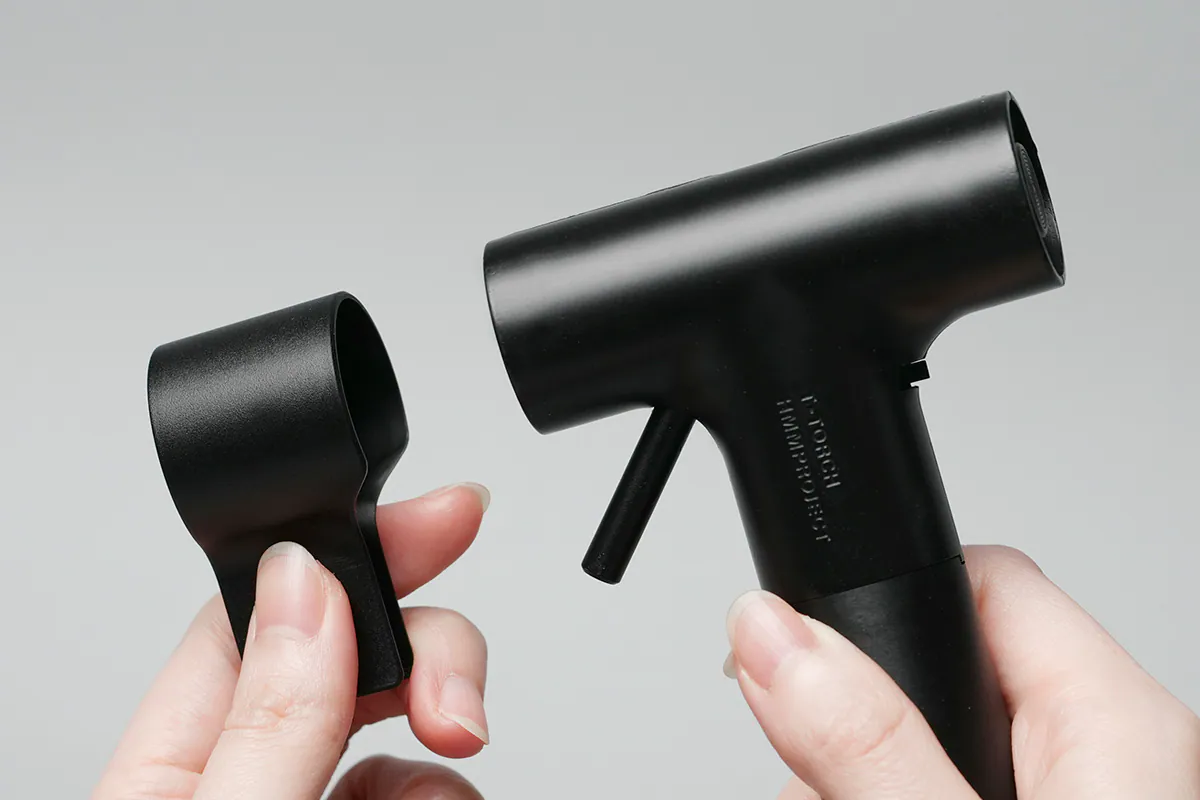 保護蓋也是基本配備，蓋上時固定扳機，避免誤觸，也能在使用時明確知道出火方向，安全性更提升。