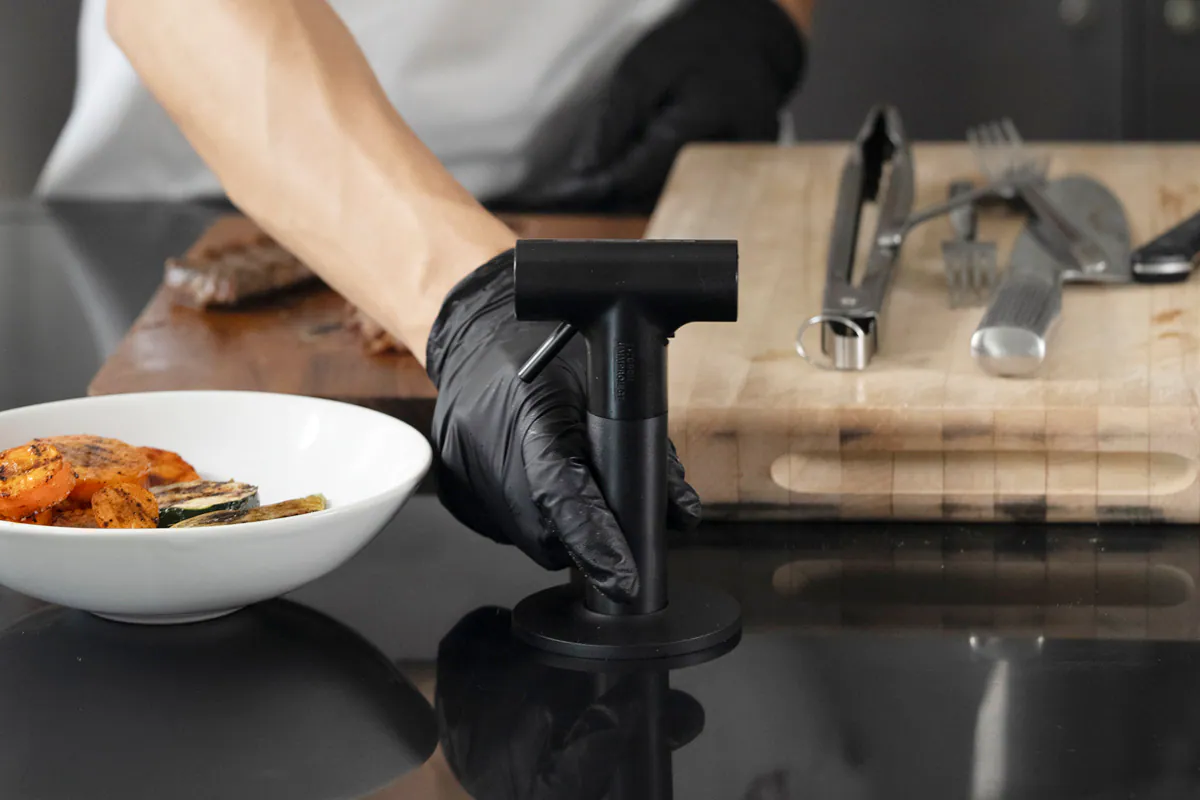 T Torch 將點火之美融入其中，精準、優雅，是工具，也是適得其所的場景配件，美學體驗一氣呵成。