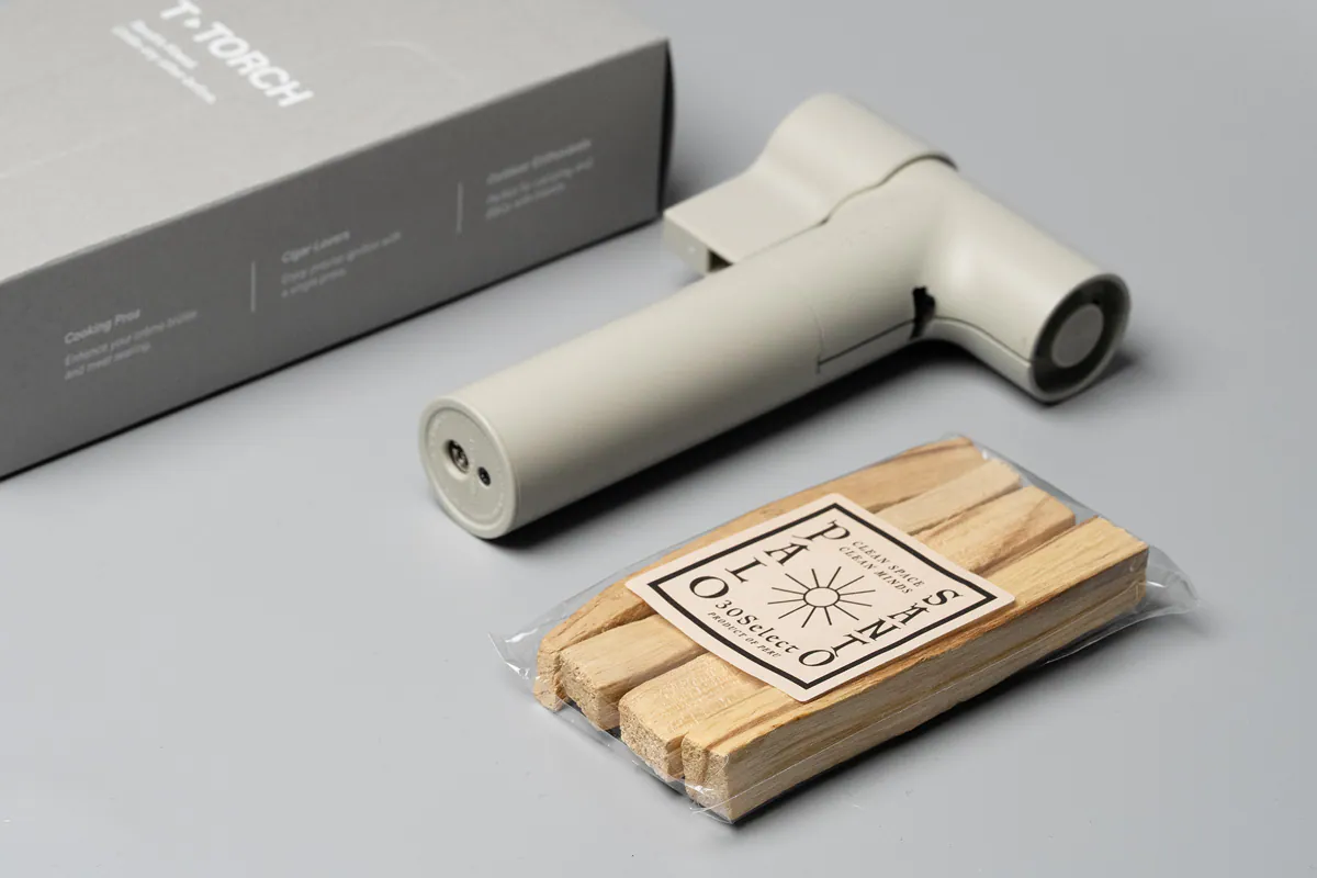 嚴選秘魯自然掉落的聖木，確保香氣純淨、能量完整。點燃後會散發微甜的木質調，能淨化空間、帶來放鬆氛圍，有助減壓與提升專注。不論在家、工作或冥想時使用，都能讓環境更沉靜，為日常帶來片刻平衡與療癒。