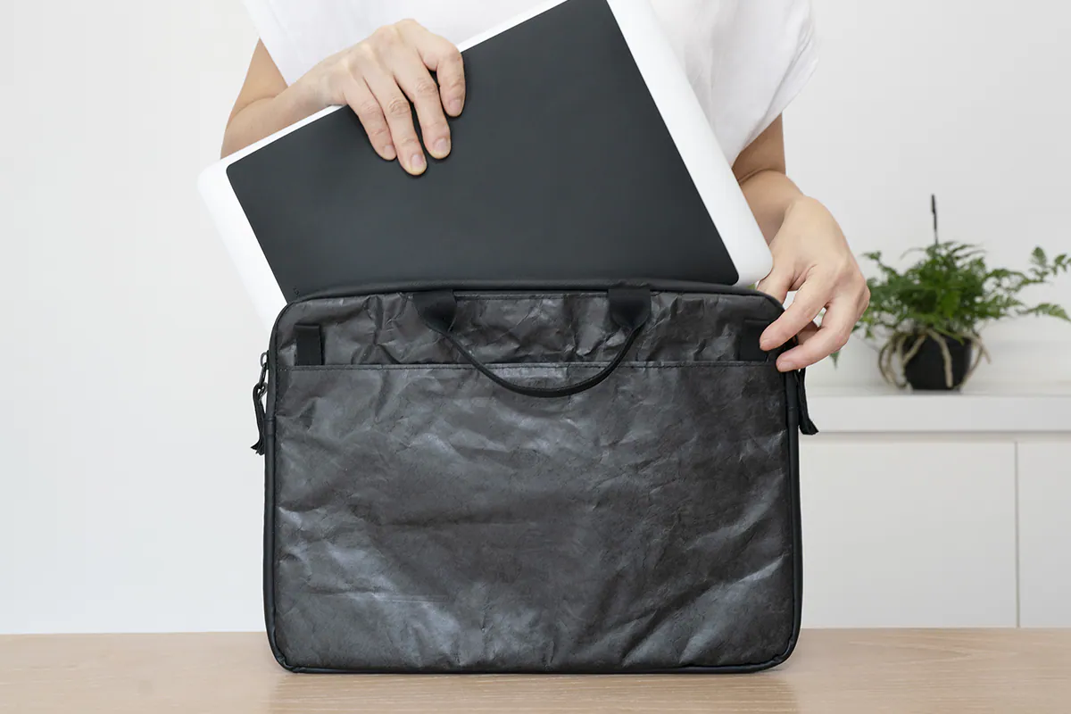 略小於A4紙的HMM滑鼠墊，輕巧服貼，平放或輕捲於包包中，方便一同攜帶各類文具，且能適應大部分的移動工作場域。桌墊表面霧黑，低調沈穩。底面止滑，穩穩吸附。