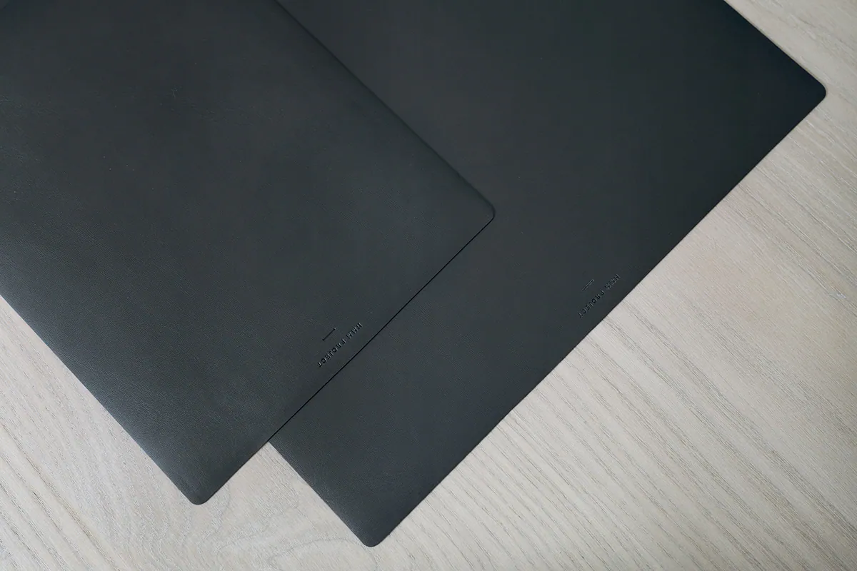 表面帶有淡淡紋理，以SPUMS切削技術，經過多道加工，讓表面更平整。防水抗污，耐高溫、可用水清洗，即使不小心沾惹髒污，水洗後輕輕擦拭便可乾爽如新。