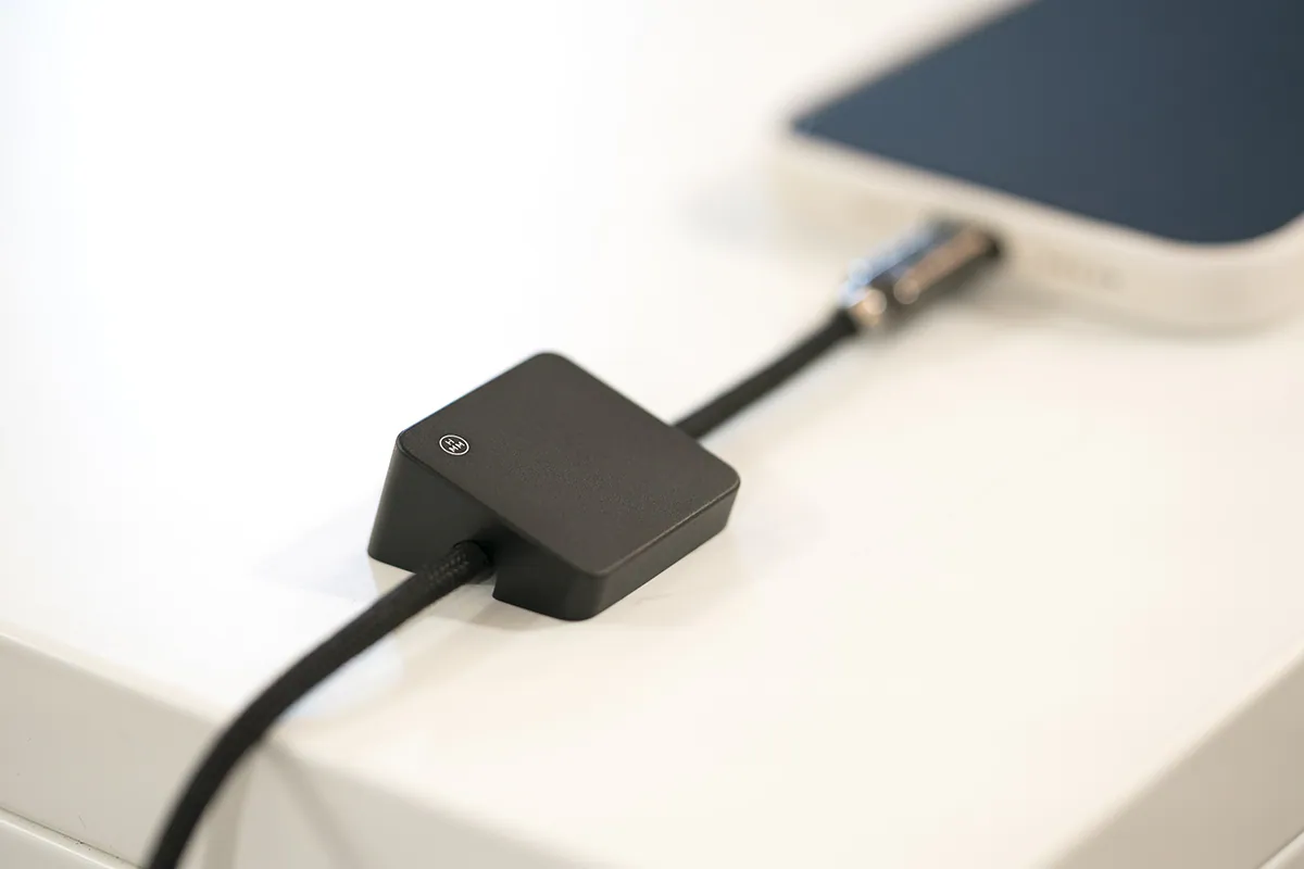 霧黑方塊集線器利用幾何美學與重力，是有效收斂紊亂的充電線與耳機線的線材收納。斜方切割搭配上膠囊型開孔，當平放在桌面上時，可稍稍墊高充電線，方便拿取。充電線頭不再掉落桌腳、迷失在桌面。