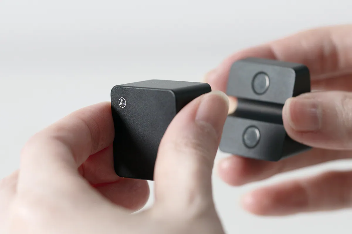 小方塊也可半顆使用，指尖推開，小方塊一分為二，是低調有型的斜方磁鐵。嵌入強力磁鐵，固定性佳，貼合在金屬平面，貼memo、桌邊集線都實用。