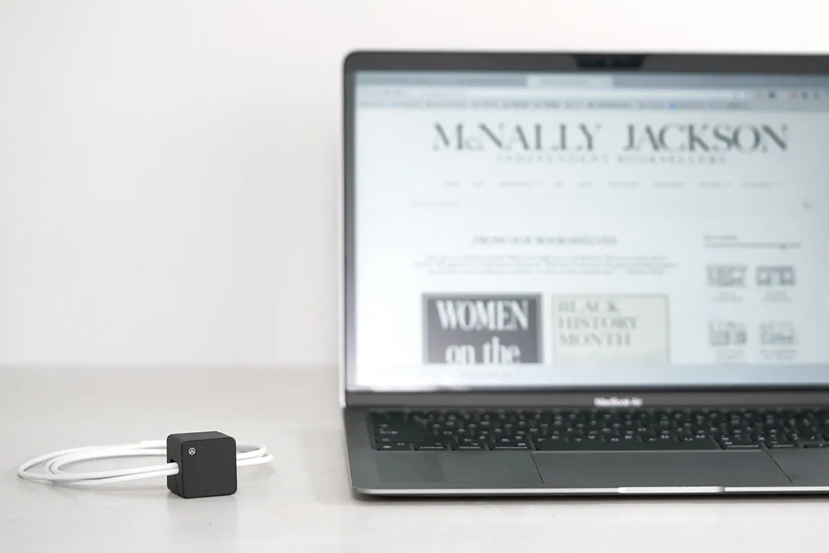 膠囊型孔洞可適用於多種不同粗細的線材，電腦充電線、一般傳輸線、耳機線，皆可相容。Z字形包裝設計也延續幾何設計思維，透過簡單的雙摺結構，讓方塊穩定在包裝中，開箱體驗一氣呵成。