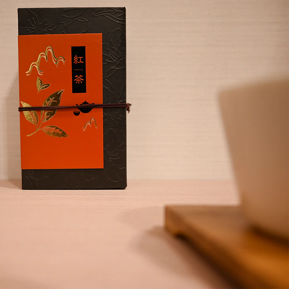 方菩提 繁花盛宴-茶葉禮盒 (黃金烏龍茶包*8包+蜜香紅茶20g)