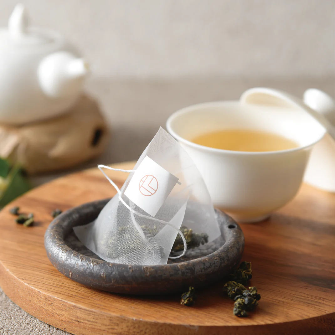 選用玉米纖維(PLA)可降解茶包，使用具有超聲波縫合和沖氮保鮮技術，確保每一次送進客人手裡的茶清新安全。