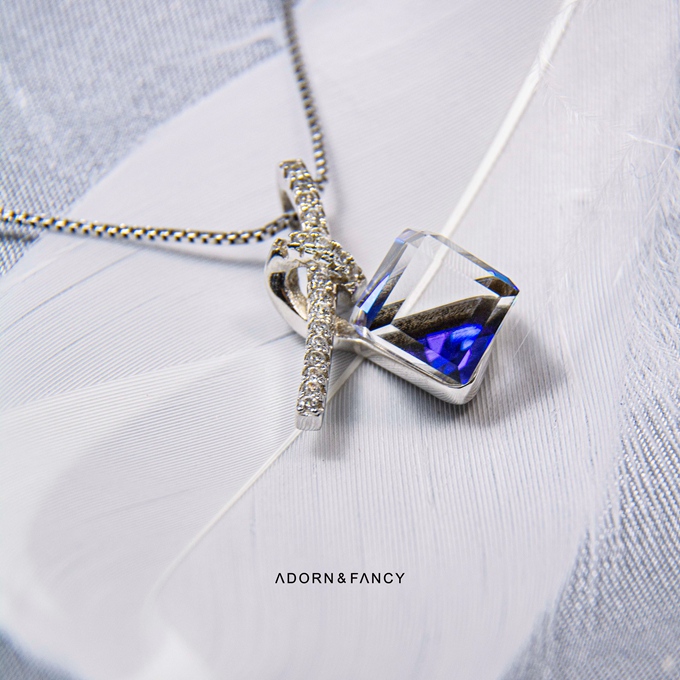 ADORN & FANCY 賽壬｜扭結立方深藍漸變水晶項鍊 40cm