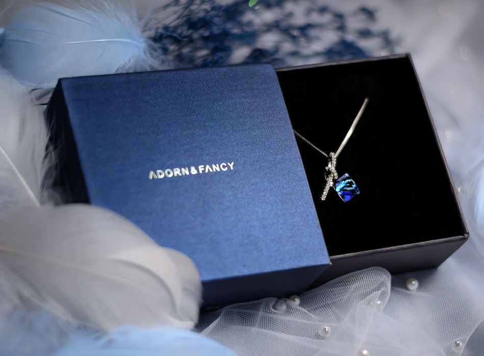 ADORN & FANCY 賽壬｜扭結立方深藍漸變水晶項鍊 40cm