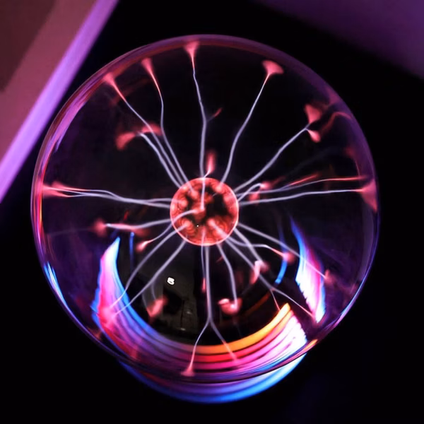 魔法來自「高頻高壓電」＋「電離氣體」！ 電極在中心高速振盪，讓球內的稀薄氣體被電離，形成「電漿 Plasma」。 電漿通電後會在球內形成可見的「閃電光絲」，就像把雷電縮小放進玻璃球裡。