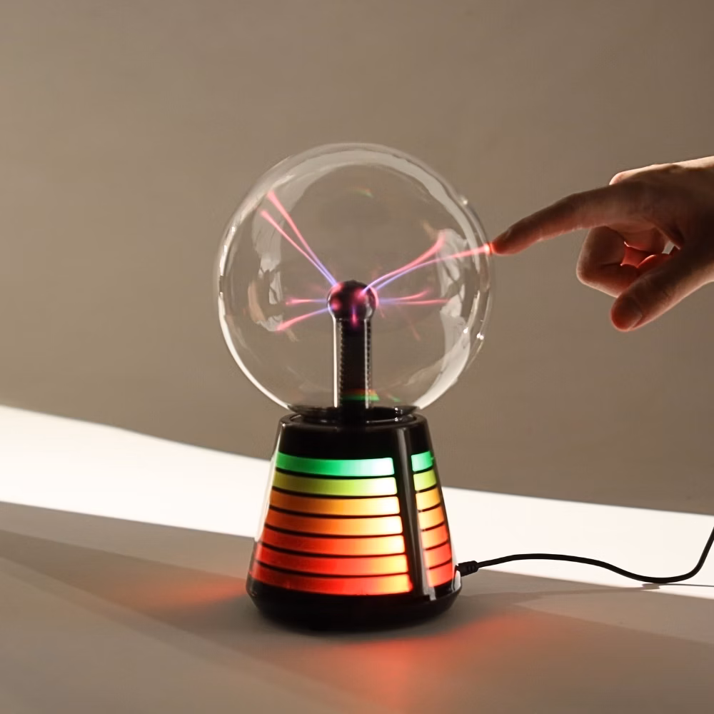 除了經典的電漿絲，底座的 LED 能變換多色光暈： 紅、藍、紫、粉、漸層彩光…… 把手放在玻璃球上，閃電會主動向你指尖聚集。 這是因為你的身體形成導電路徑，讓電場重新分佈，閃電就「黏」上你啦。