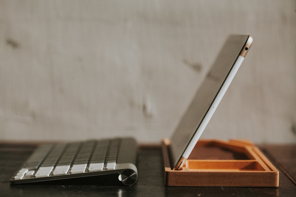 鍵盤置物盤還可以充當螢幕架，擺放平板再搭配鍵盤就是一台完美的筆記型電腦，既可以當置物盤又可以當平板架，真是辦公的一大助手。