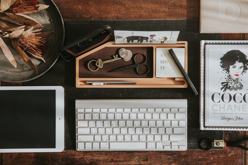 可以擺手機平板或是照片，空白處可以把放你想放的東西跟便利貼